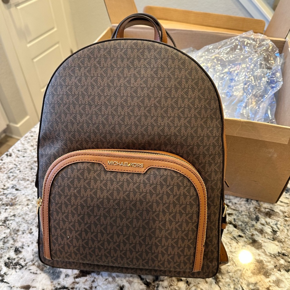 Jaycee Large Logo Backpack / BROWN